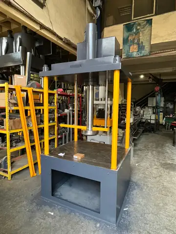 Bâti de presse en cours de montage