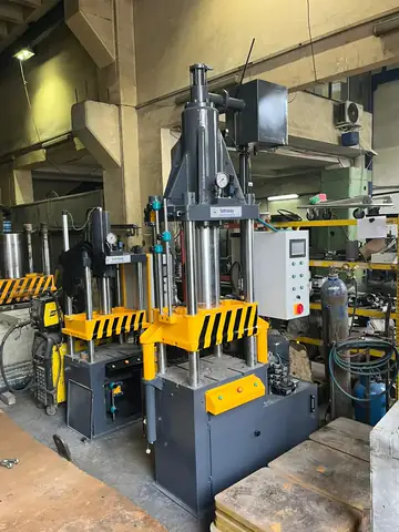 Yan yana dizilmiş Hidrosay presleri